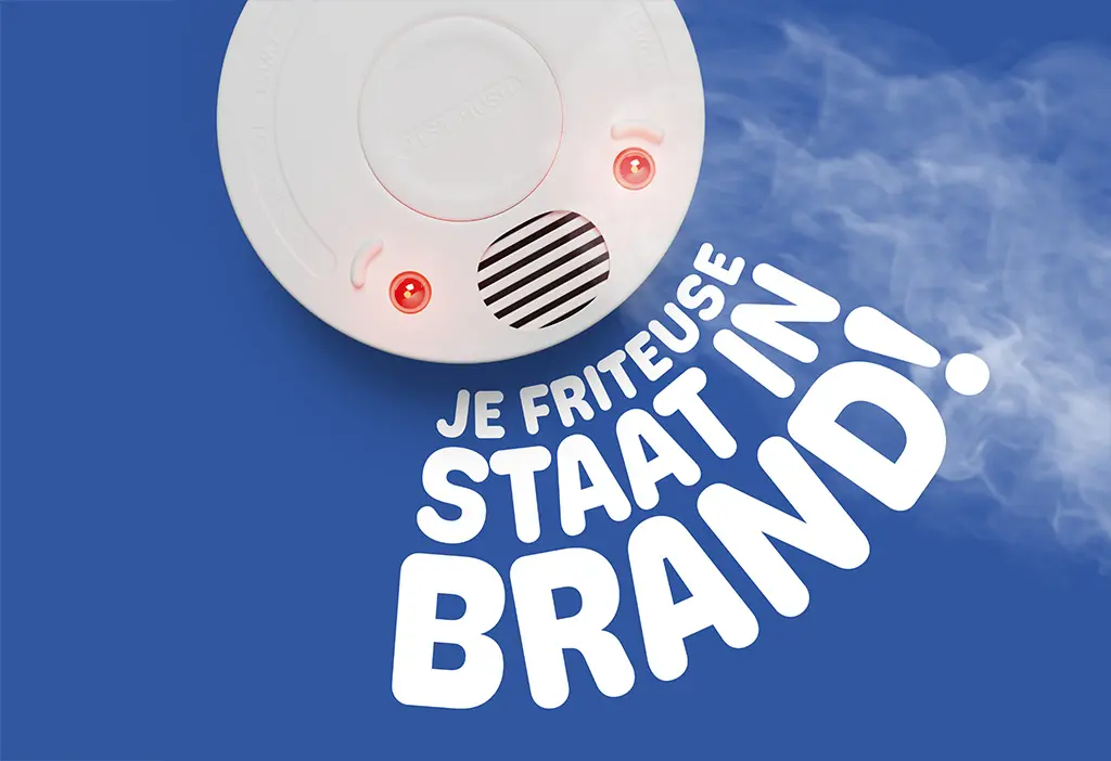 rookmelder die knippert zichtbare rook blauwe achtergrond tekst Je friteuse staat in brand