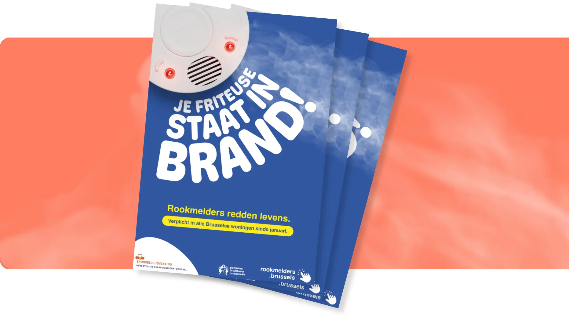 drie brochures met tekst Je friteuse staat in brand! op oranje achtergrond met rook